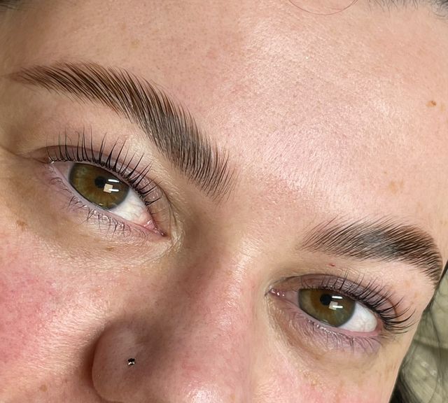 Lash lift with feathered natural brows