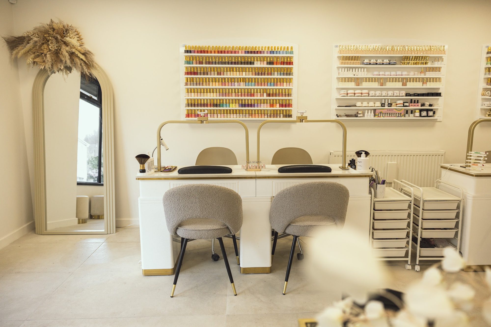 The Suukkosan nail studio with arched mirror and polish wall