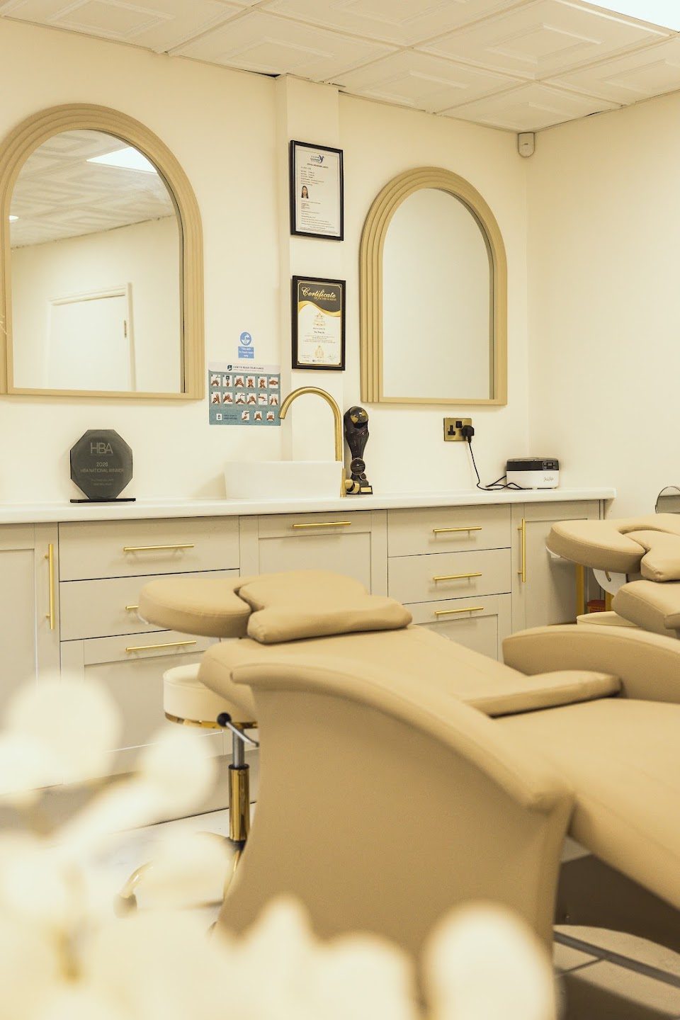 A treatment room with a reclining chair and arched mirrors at Suukkosan